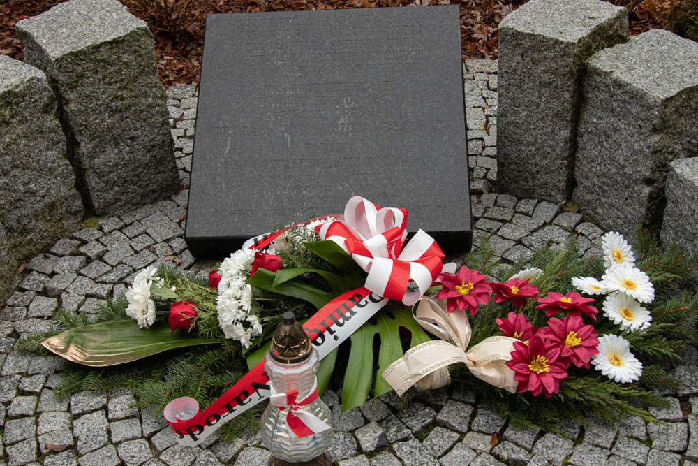 Pomnik upamiętniający ofiary niemieckiego obozu dla polskich dzieci przy ul. Przemysłowej w Łodzi – Dzierżązna, 6 grudnia 2022. Fot. Kornelia Zaborska (IPN)