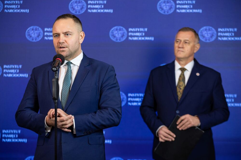 Zbrodnie sądowe stanu wojennego – konferencja prasowa prezesa IPN dr. Karola Nawrockiego (L) i prok. Andrzeja Pozorskiego, dyrektora pionu śledczego IPN (P) – Warszawa, 12 grudnia 2022. Fot. Mikołaj Bujak (IPN)