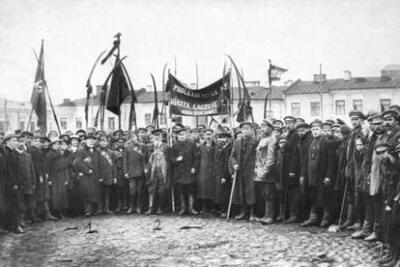 Manifestacja robotników z PPS i Związków Zawodowych w Grójcu 1919 r. (Fot. PAP/PAI)