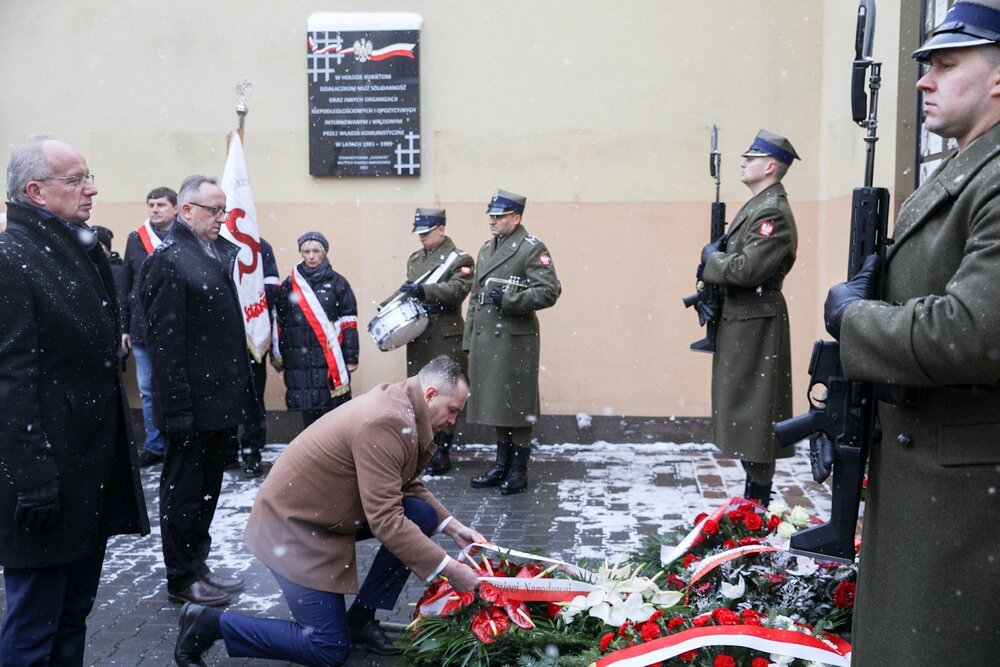 Prezes Instytutu Pamięci Narodowej dr Karol Nawrocki i jego zastępcy: dr hab. Karol Polejowski i dr hab. Krzysztof Szwagrzyk złożyli kwiaty pod murem pamięci na dziedzińcu Muzeum Żołnierzy Wyklętych i Więźniów Politycznych PRL w Warszawie – 13 grudnia 2022. Fot. Sławek Kasper (IPN)