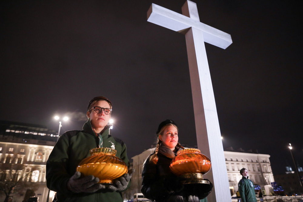 Światło Wolności na pl. Piłsudskiego w Warszawie – 13 grudnia 2022. Fot. Mikołaj Bujak (IPN)