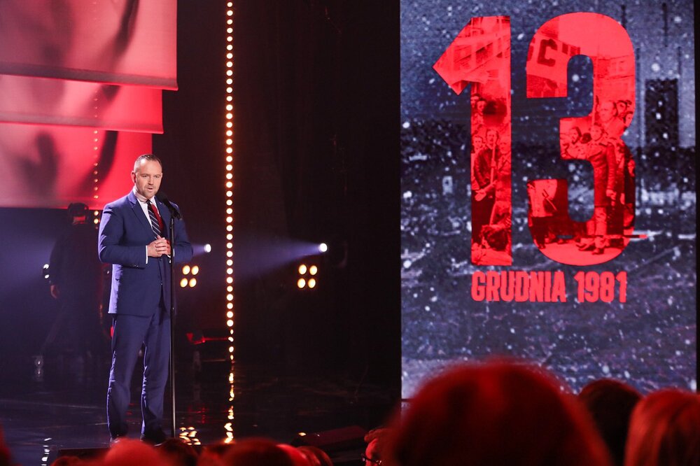 Prezes IPN dr Karol Nawrocki podczas koncertu „Kryptonim »Jodła«” w 41. rocznicę wprowadzenia stanu wojennego – Warszawa, 13 grudnia 2022. Fot. Mikołaj Bujak (IPN)