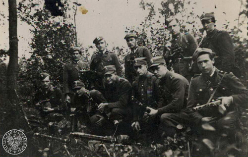 Oddział NZW pod dowództwem st. sierż. Mieczysława Dziemieszkiewicza ps. „Rój” (pośrodku) w 1948 r. Fot. ze zbiorów AIPN