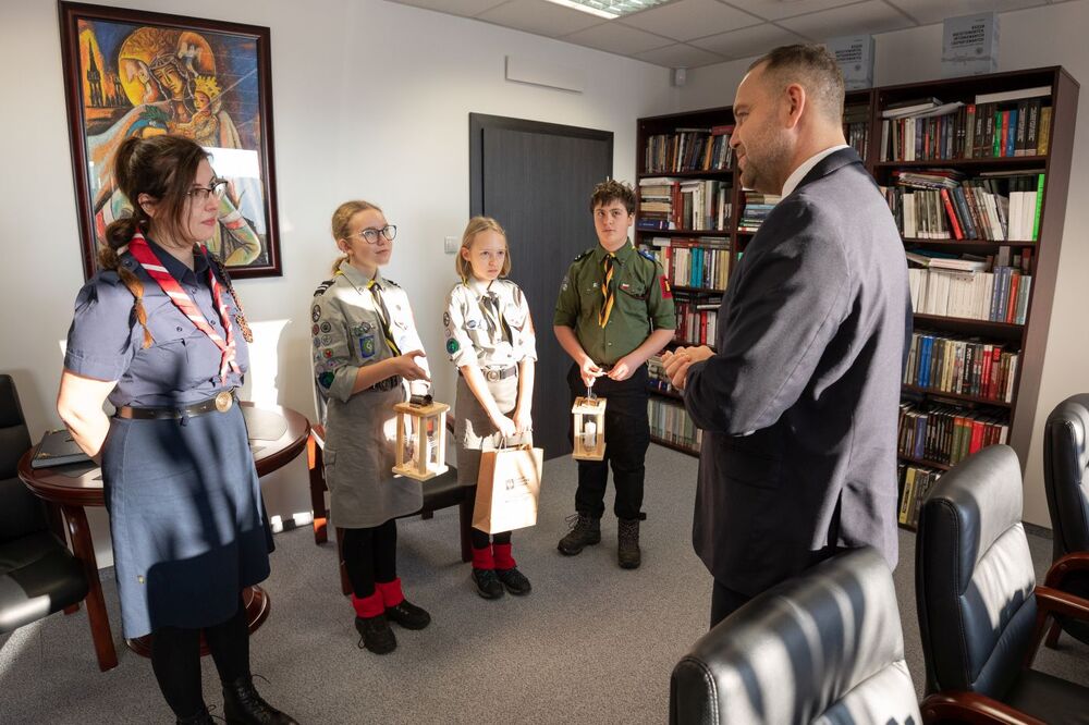 Betlejemskie Światło Pokoju w Instytucie Pamięci Narodowej – 14 grudnia 2022. Fot. Mikołaj Bujak (IPN)