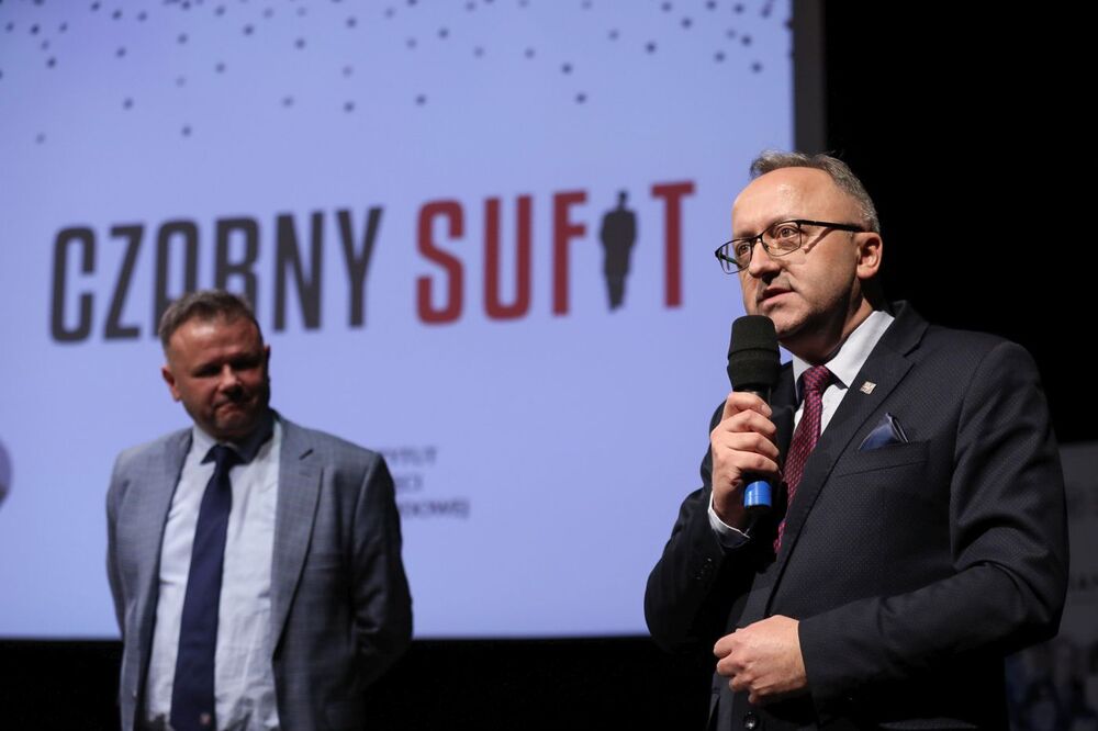 Wiceprezes IPN dr hab. Karol Polejowski (P) i dyrektor Biura Edukacji Narodowej Adam Hlebowicz (L) podczas premiery filmu fabularnego „Czarny sufit” o Józefie Mackiewiczu – Warszawa, 14 grudnia 2022. Fot. Mikołaj Bujak (IPN)