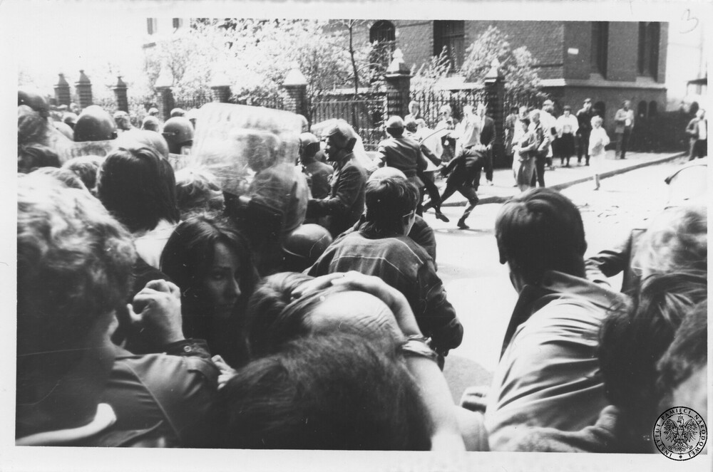 Z jednej z manifestacji zorganizowanych w stanie wojennym w Kielcach, 1982. Fot. z zasobu IPN (dar prywatny Krystyny Chojnackiej)