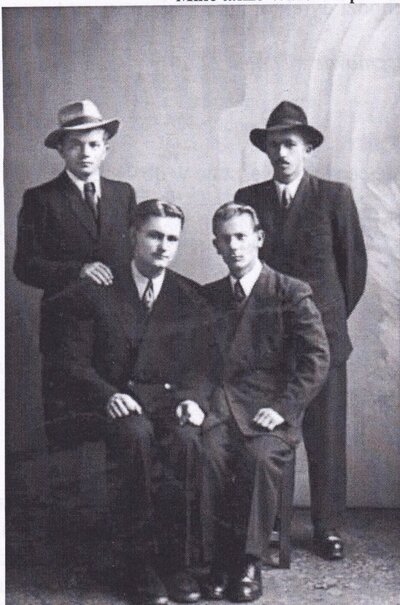 Członkowie rudnickich „Orląt”, siedzą od lewej – Tadeusz Lustig „Juncik” (ur. 1931) i Władysław Konefał „Babinicz” (ur. 1930); stoją od lewej – Kazimierz Pająk (ur. 1931) i Tadeusz Urban „Łobez (ur. 1930)