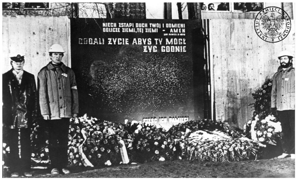 Warta honorowa pod tablicą w murze stoczni upamiętniającą poległych stoczniowców. Autor: Stanisław Składanowski. Gdańsk, 16 XII 1980 r. (fot. z zasobu IPN)
