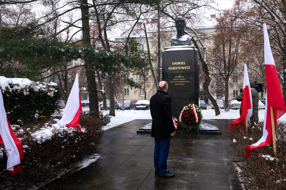 Dr Mateusz Szpytma składa kwiaty pod pomnikiem Gabriela Narutowicza na Ochocie – Warszawa, 16 grudnia 2022. Fot. Sławek Kasper (IPN)