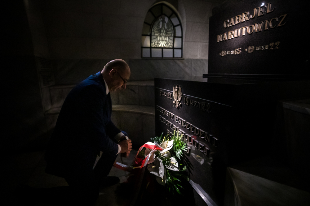 Dr Mateusz Szpytma składa kwiaty na grobie Gabriela Narutowicza – Warszawa, 16 grudnia 2022. Fot. Sławek Kasper (IPN)