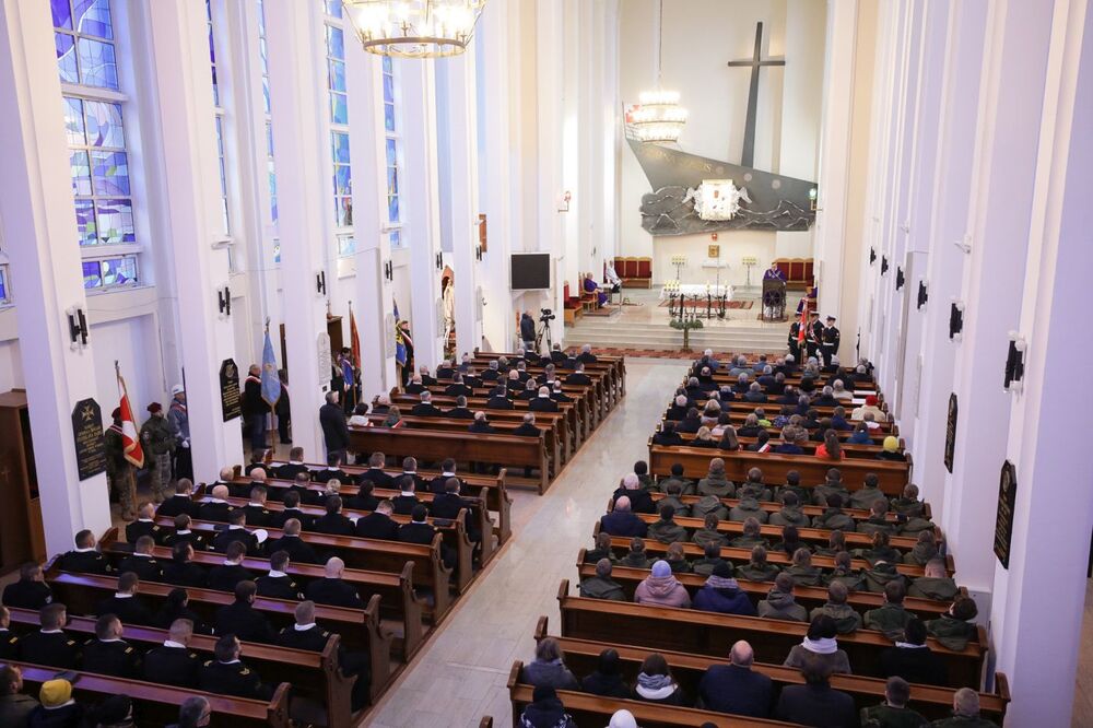 Uroczystości upamiętniające polskich marynarzy – ofiary komunistycznych represji. Msza św. w kościele garnizonowym Marynarki Wojennej w Gdyni-Oksywiu – 16 grudnia 2022. Fot. Mikołaj Bujak (IPN)