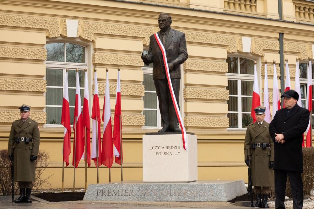 Odsłonięcie pomnika premiera Jana Olszewskiego – Warszawa, 21 grudnia 2022. Fot. Mikołaj Bujak (IPN)