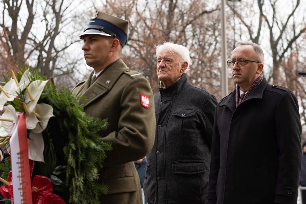 Odsłonięcie pomnika premiera Jana Olszewskiego – Warszawa, 21 grudnia 2022. Fot. Mikołaj Bujak (IPN)