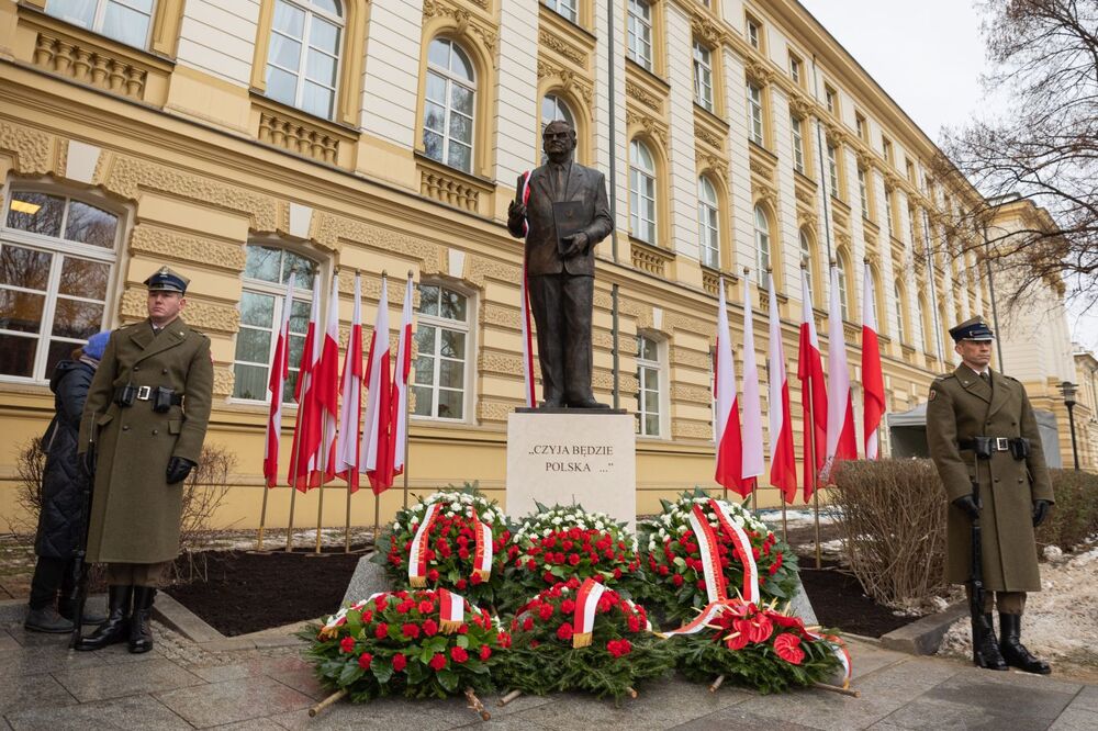 Odsłonięcie pomnika premiera Jana Olszewskiego – Warszawa, 21 grudnia 2022. Fot. Mikołaj Bujak (IPN)
