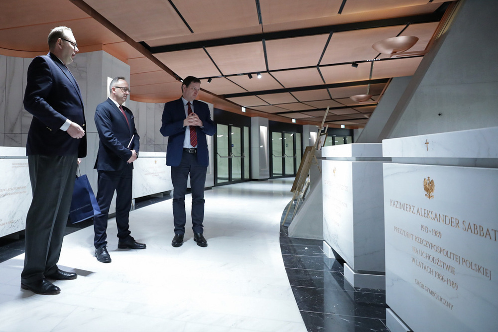 Wiceprezes IPN dr hab. Karol Polejowski i ambasador Łotwy w Polsce Juris Poikāns w Mauzoleum Prezydentów RP na Uchodźstwie – Warszawa, 21 grudnia 2022. Fot. Mikołaj Bujak (IPN)