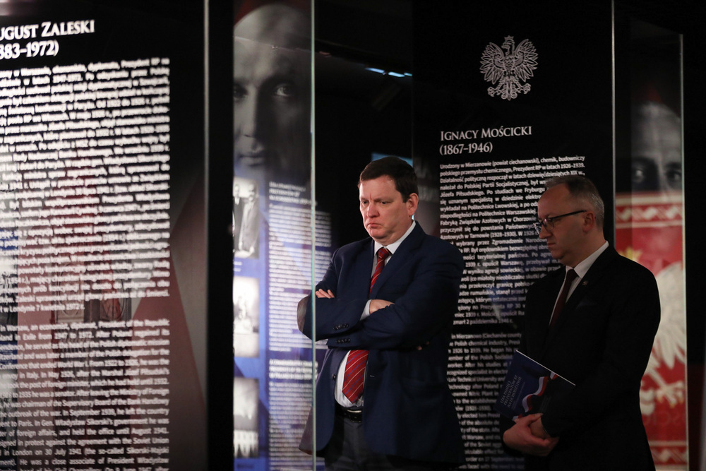 Wiceprezes IPN dr hab. Karol Polejowski i ambasador Łotwy w Polsce Juris Poikāns w Izbie Pamięci przy Mauzoleum Prezydentów RP na Uchodźstwie – Warszawa, 21 grudnia 2022. Fot. Mikołaj Bujak (IPN)