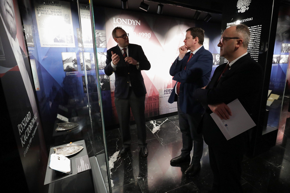 Wiceprezes IPN dr hab. Karol Polejowski i ambasador Łotwy w Polsce Juris Poikāns w Izbie Pamięci przy Mauzoleum Prezydentów RP na Uchodźstwie – Warszawa, 21 grudnia 2022. Fot. Mikołaj Bujak (IPN)