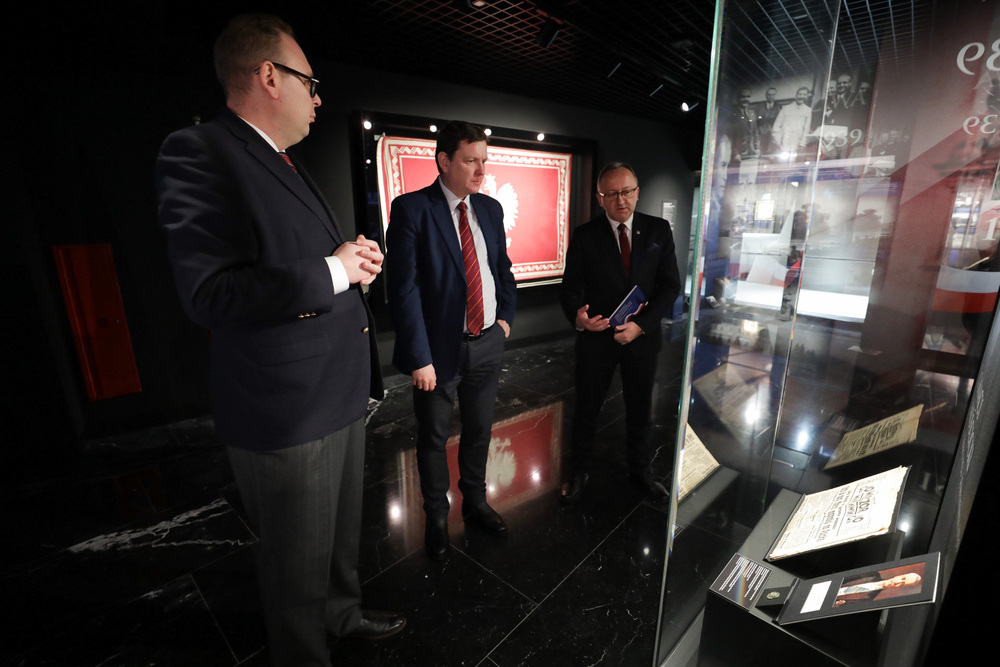 Wiceprezes IPN dr hab. Karol Polejowski i ambasador Łotwy w Polsce Juris Poikāns w Izbie Pamięci przy Mauzoleum Prezydentów RP na Uchodźstwie – Warszawa, 21 grudnia 2022. Fot. Mikołaj Bujak (IPN)