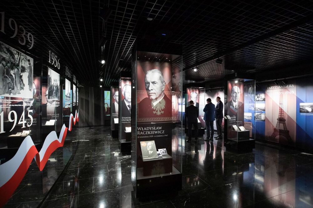 Wiceprezes IPN dr hab. Karol Polejowski i ambasador Łotwy w Polsce Juris Poikāns w Izbie Pamięci przy Mauzoleum Prezydentów RP na Uchodźstwie – Warszawa, 21 grudnia 2022. Fot. Mikołaj Bujak (IPN)