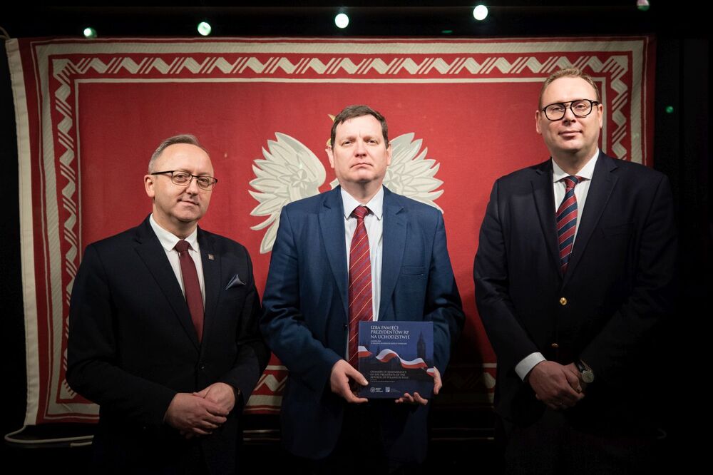 Od lewej: wiceprezes IPN dr hab. Karol Polejowski, ambasador Łotwy w Polsce Juris Poikāns, dr Przemysław Gasztold (IPN) – Warszawa, 21 grudnia 2022. Fot. Mikołaj Bujak (IPN)