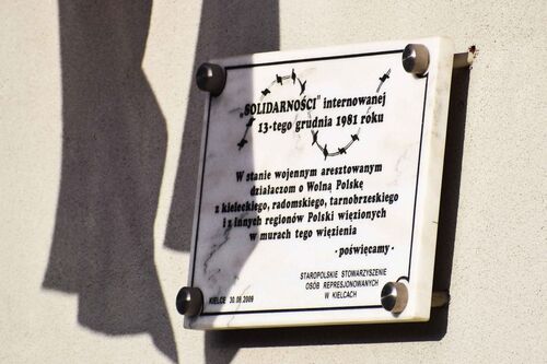 Tablica pamiątkowa na ścianie aresztu śledczego Kielce-Piaski, 2021 r. Fot. Katarzyna Pronobis (IPN)