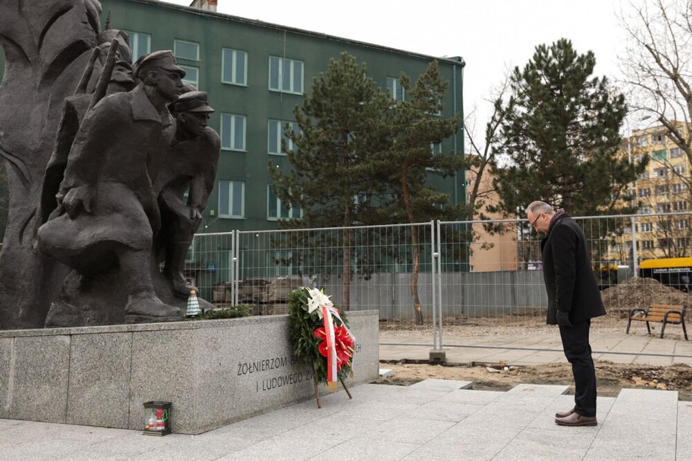 Dr hab. Karol Polejowski, wiceprezes Instytutu Pamięci Narodowej, uczcił pamięć żołnierzy Batalionów Chłopskich składając kwiaty pod pomnikiem Żołnierzy Batalionów Chłopskich i Ludowego Związku Kobiet. Fot. Mikołaj Bujak (IPN)