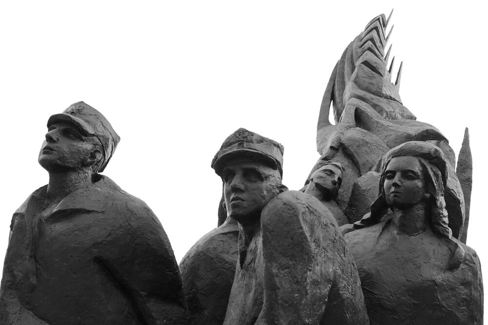 Dr hab. Karol Polejowski, wiceprezes Instytutu Pamięci Narodowej, uczcił pamięć żołnierzy Batalionów Chłopskich składając kwiaty pod pomnikiem Żołnierzy Batalionów Chłopskich i Ludowego Związku Kobiet. Fot. Mikołaj Bujak (IPN)