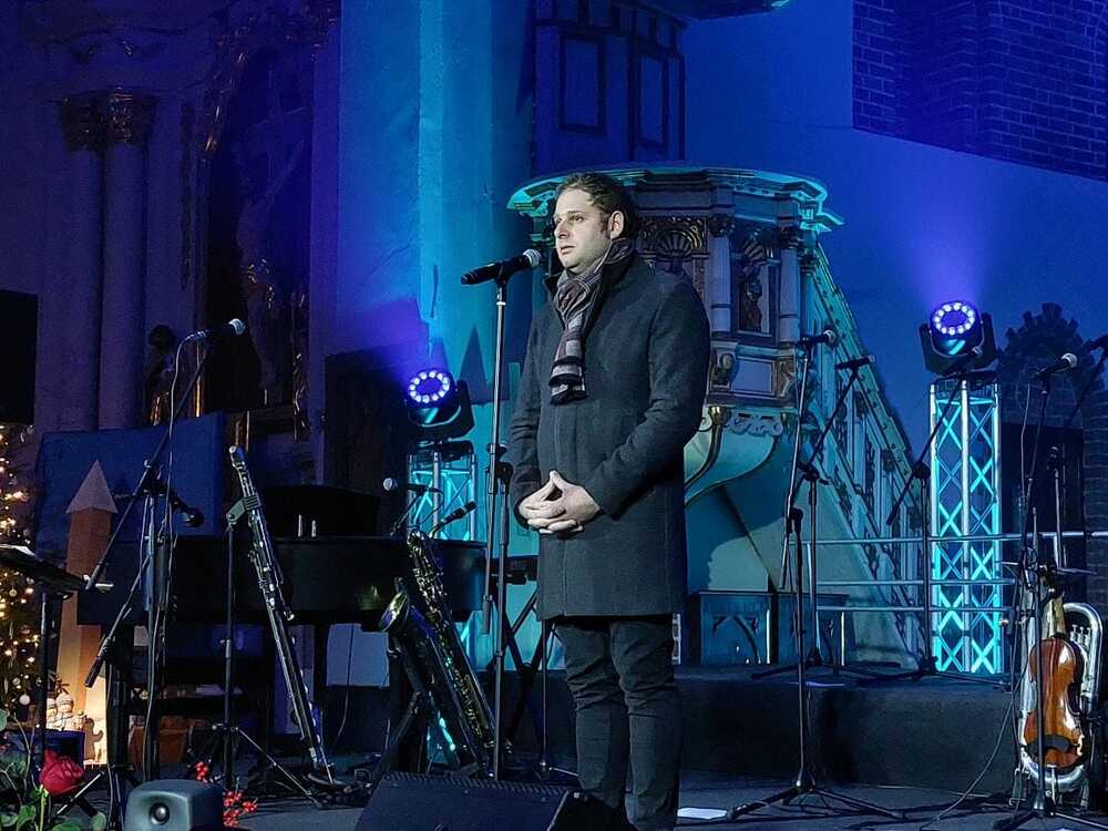 Krystian Iwanow, dyrektor Biura Wydarzeń Kulturalnych IPN podczas koncertu kolęd rodziny Pospieszalskich – Łomża, 28 grudnia 2022. Fot. BWK IPN