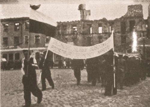 Pisz w 1946 r. Pochód pierwszomajowy na tle miejskich ruin. Fot. ze zbiorów W. Brendy