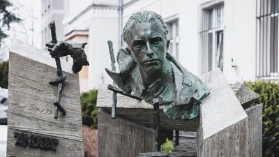 Pomnik Jana Rodowicza „Anody” przed Ministerstwem Sprawiedliwości przy Alejach Ujazdowskich 11 w Warszawie