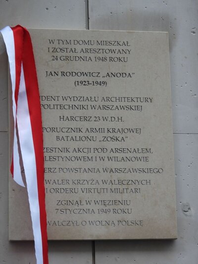 Tablica pamiątkowa poświęcona Janowi Rodowiczowi „Anodzie” przy ulicy Lwowskiej 7 w Warszawie