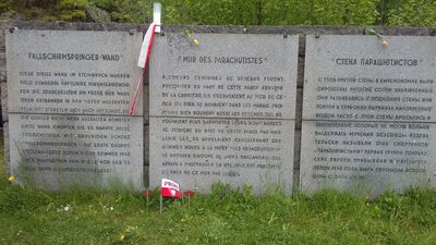 Zwiedzanie Mauthausen – tablica upamiętniająca „spadochroniarzy”