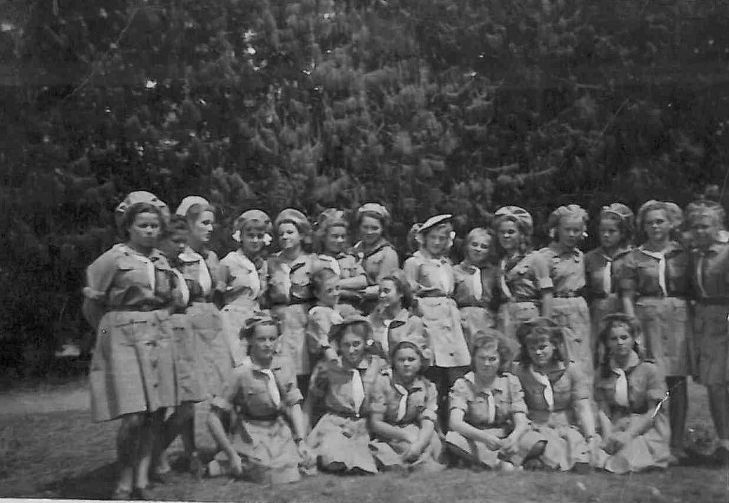 Grupa dziewcząt w strojach typu harcerskiego. Digglefold (Płd. Rodezja) z lat 1944-1948, ze zbiorów AIPN