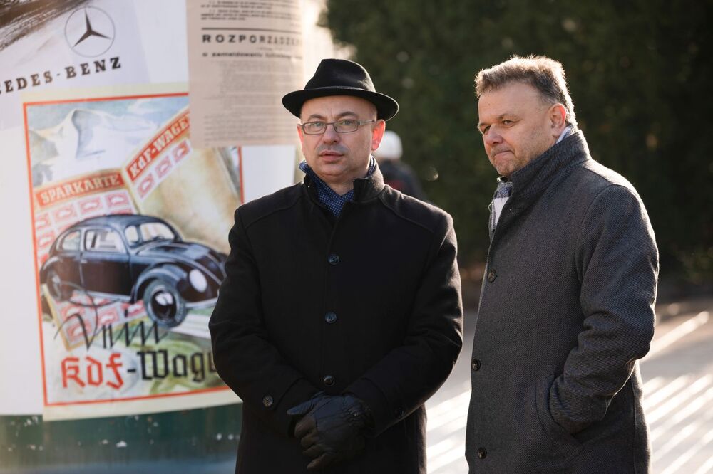 Dr Mateusz Szpytma, wiceprezes IPN (L) i Adam Hlebowicz (P), dyrektor Biura Edukacji Narodowej IPN podczas otwarcia wystawy IPN „Gospodarka III Rzeszy” – Warszawa, 12 stycznia 2023. Fot. Mikołaj Bujak (IPN)