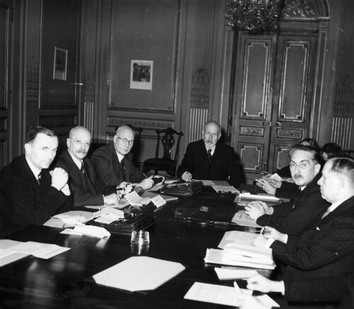 Londyn, 1 grudnia 1944 r. Inauguracyjne posiedzenie rządu Tomasza Arciszewskiego. Od lewej ministrowie: Adam Tarnowski (sprawy zagraniczne), Adam Pragier (informacje i dokumentacja) i Jan Kwapiński (przemysł, handel i żegluga); w centrum - premier Tomasz Arciszewski. Od prawej widoczni ministrowie: Bronisław Kuśnierz (sprawiedliwość) i Władysław Folkierski (prace kongresowe). Ze zbiorów NAC (autor: Czesław Datka)