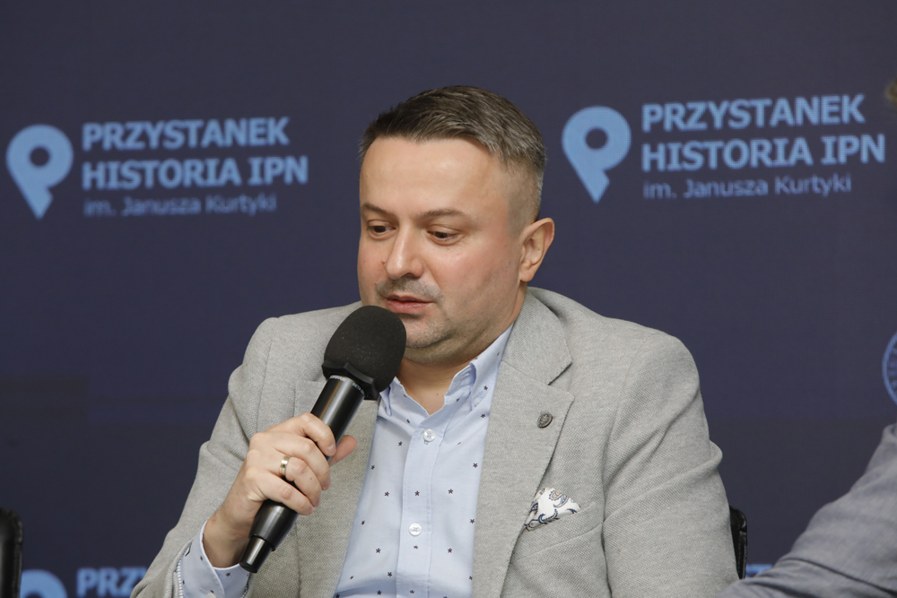 Dr Sebastian Pilarski. Dyskusja „Praska Wiosna i inne bunty w bloku wschodnim” z cyklu „Między mitem a rzeczywistością – najważniejsze wydarzenia XX wieku” – 25 stycznia 2023. Fot. Piotr Życieński (IPN)