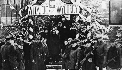 Wejście do lokalu wyborczego w Sanoku, 19 I 1947 r. Fot. AIPN