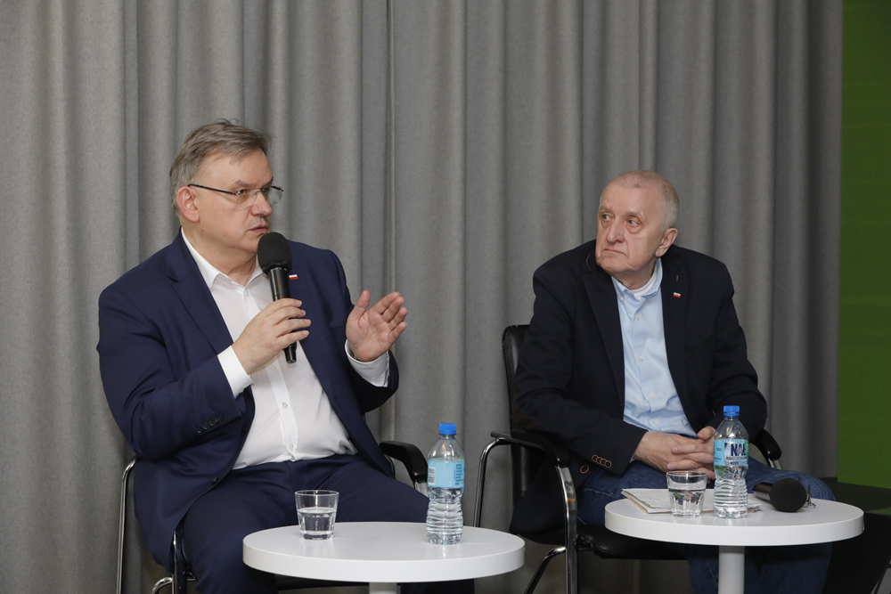 Od lewej: Marek Surmacz, Zbigniew Fijak podczas spotkania „Czy bezpieka kontrolowała proces weryfikacji funkcjonariuszy SB w 1990 roku?” z cyklu „Tajemnice bezpieki” – Warszawa, 23 stycznia 2023. Fot. Piotr Życieński (IPN)