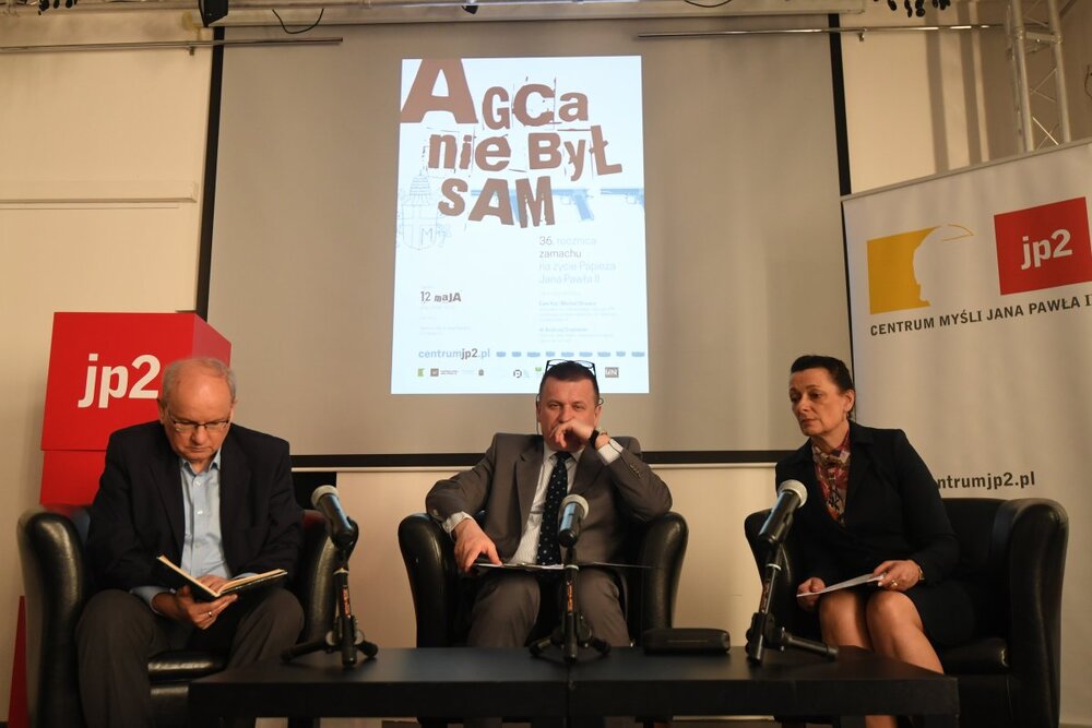 Naczelnik Oddziałowej Komisji Ścigania Zbrodni przeciwko Narodowi Polskiemu w Katowicach Ewa Koj (P), historyk i dziennikarz „Gościa Niedzielnego” dr Andrzej Grajewski (L) oraz prokurator Instytutu Pamięci Narodowej, który prowadził przez kilka lat śledztwo w sprawie zamachu na Jana Pawła II, Michał Skwara (C)