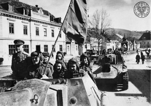 Radzieckie działa samobieżne na ulicy zajętego miasteczka, 1944-1945 (fot. ze zbiorów IPN)