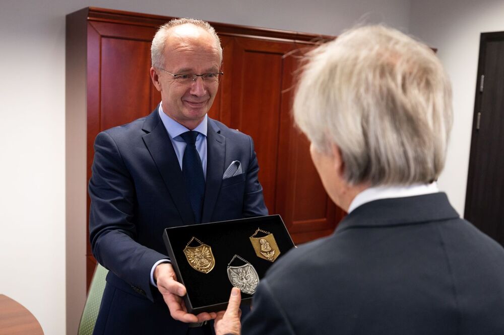 Dariusz Starko odbiera z rąk wiceprezesa IPN dr. hab. Krzysztofa Szwagrzyka pamiątkowe ryngrafy – Warszawa, 26 stycznia 2023