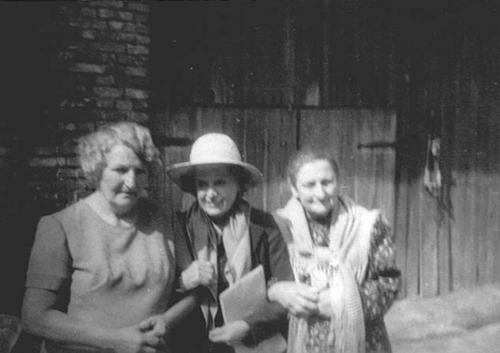 Od lewej: Jadwiga Lazar (z domu Godziek), Olga Lengyel, Helena Fyrla (z domu Godziek), lata osiemdziesiąte XX wieku, Brzeźce (fot. z książki „Ścieżki śląskie” G. Sztolera)