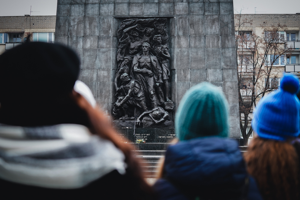 Uroczyste złożenie kwiatów pod pomnikiem Bohaterów Getta – Warszawa, 27 stycznia 2023. Fot. Mateusz Niegowski (IPN)