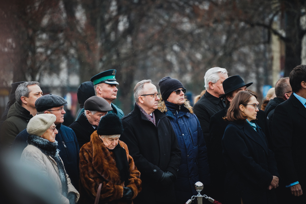 Dr hab. Karol Polejowski, zastępca prezesa IPN, podczas uroczystości pod pomnikiem Bohaterów Getta – Warszawa, 27 stycznia 2023. Fot. Mateusz Niegowski (IPN)