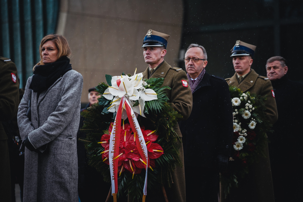 Dr hab. Karol Polejowski, zastępca prezesa IPN, podczas uroczystości pod pomnikiem Bohaterów Getta – Warszawa, 27 stycznia 2023. Fot. Mateusz Niegowski (IPN)