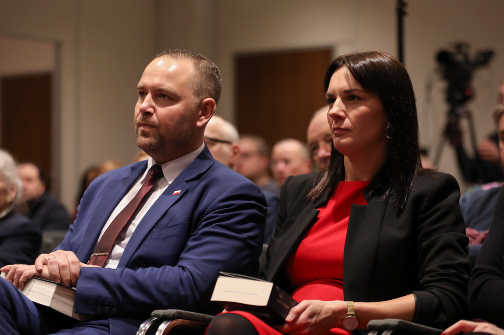 Prezes IPN dr Karol Nawrocki i dyrektor Wydawnictwa IPN Karolina Imianowska podczas promocja książki „Dopaść Morawieckiego. Życie doczesne i wieczne Kornela buntownika” – Gdańsk, 27 stycznia 2023. Fot. Mikołaj Bujak (IPN)