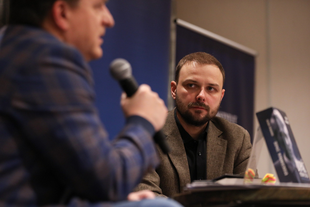 Dr Jan Hlebowicz (IPN) prowadzący rozmowę o książce „Dopaść Morawieckiego. Życie doczesne i wieczne Kornela buntownika” – Gdańsk, 27 stycznia 2023. Fot. Mikołaj Bujak (IPN)