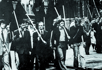 „Czarny marsz” w Krakowie (od lewej): Mirosław Swatek, Jerzy Geresz, Jan Jarosz, Paweł Bąkowski, Mirosław Chojecki, 15 maja 1977