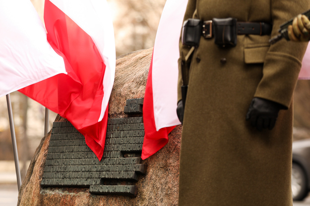 Tablica pamiątkowa w miejscu Akcji Bojowej „Kutschera” – Warszawa, 1 lutego 2023. Fot. Mikołaj Bujak (IPN)