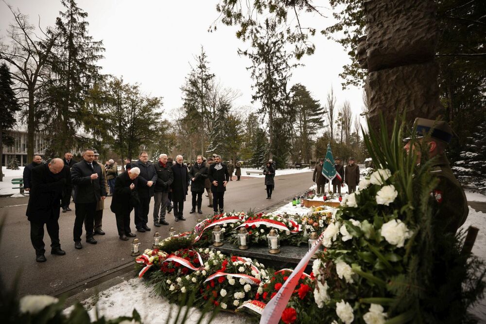 Uroczystości w czwartą rocznicę śmierci premiera Jana Olszewskiego na Cmentarzu Wojskowym na Powązkach – Warszawa, 7 lutego 2023. Fot. Mikołaj Bujak (IPN)